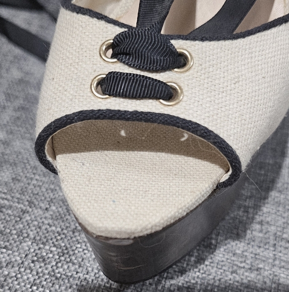 Shoe Dazzle Black and Cream Platform Heels - Picture 6 of 6